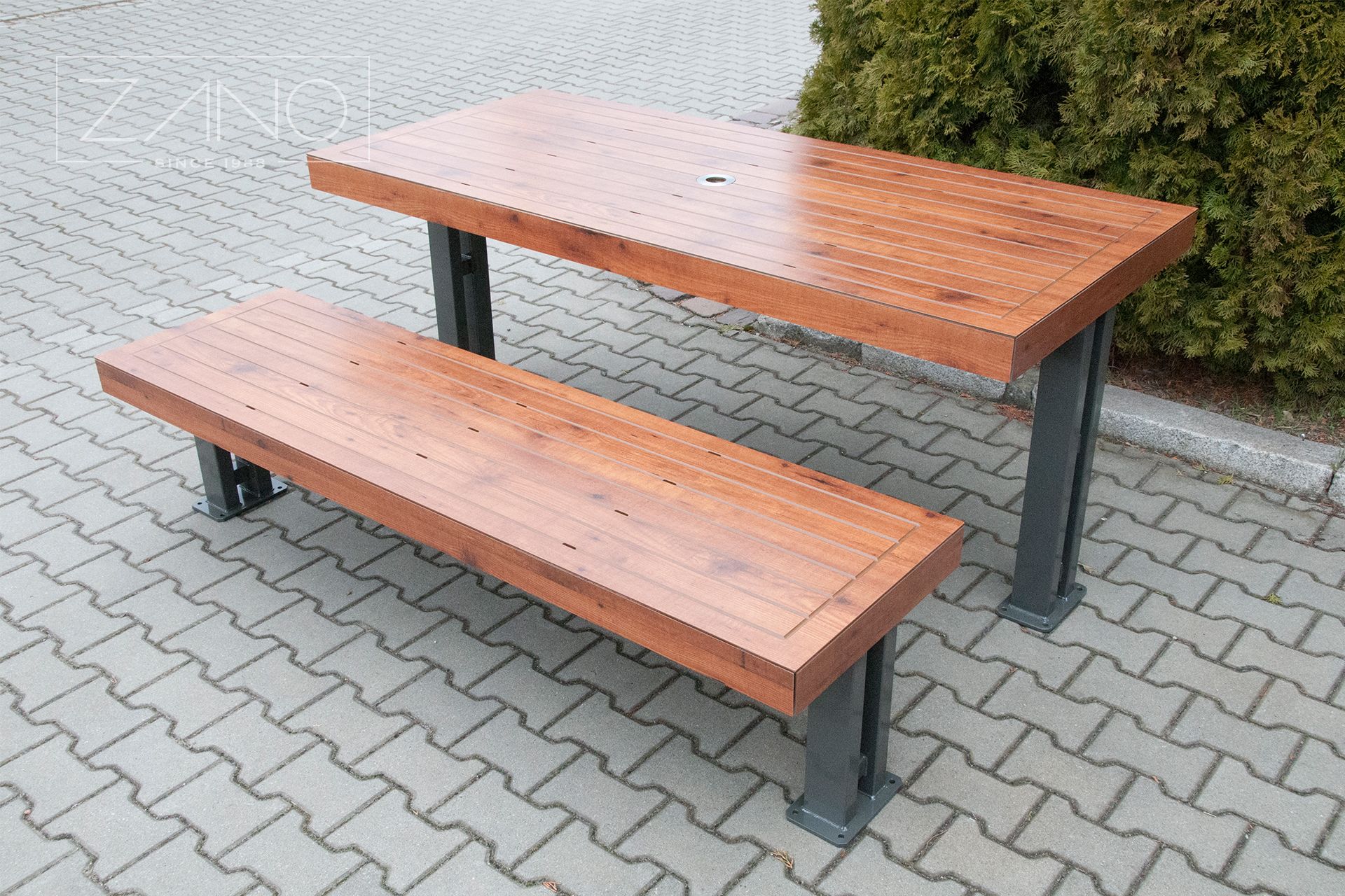 Stół miejski i ławka o konstrukcji ze stali węglowej i blatu z płyty HPL