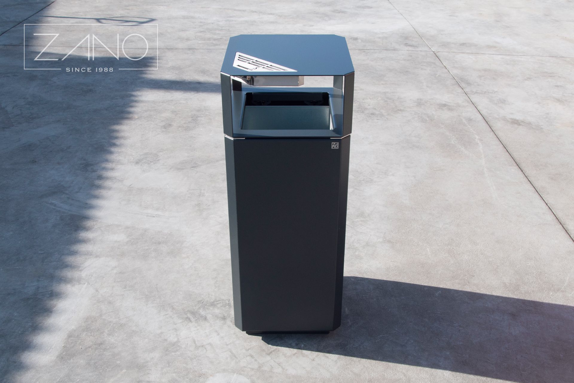 Steel, outdoor litter bin with ashtray and ramovable insert