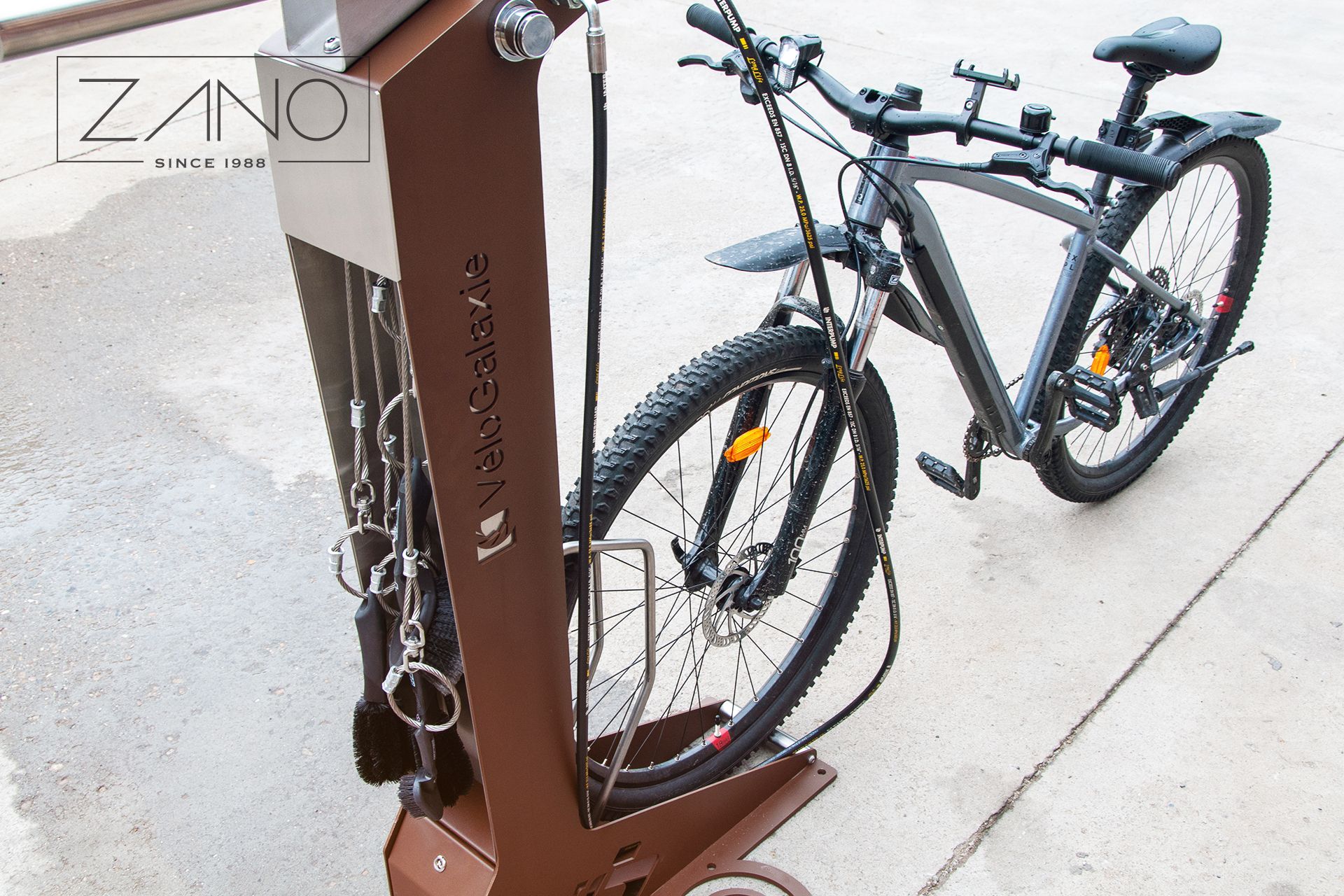 Stacja do czyszczenia rowerów ze stojakiem rowerowym