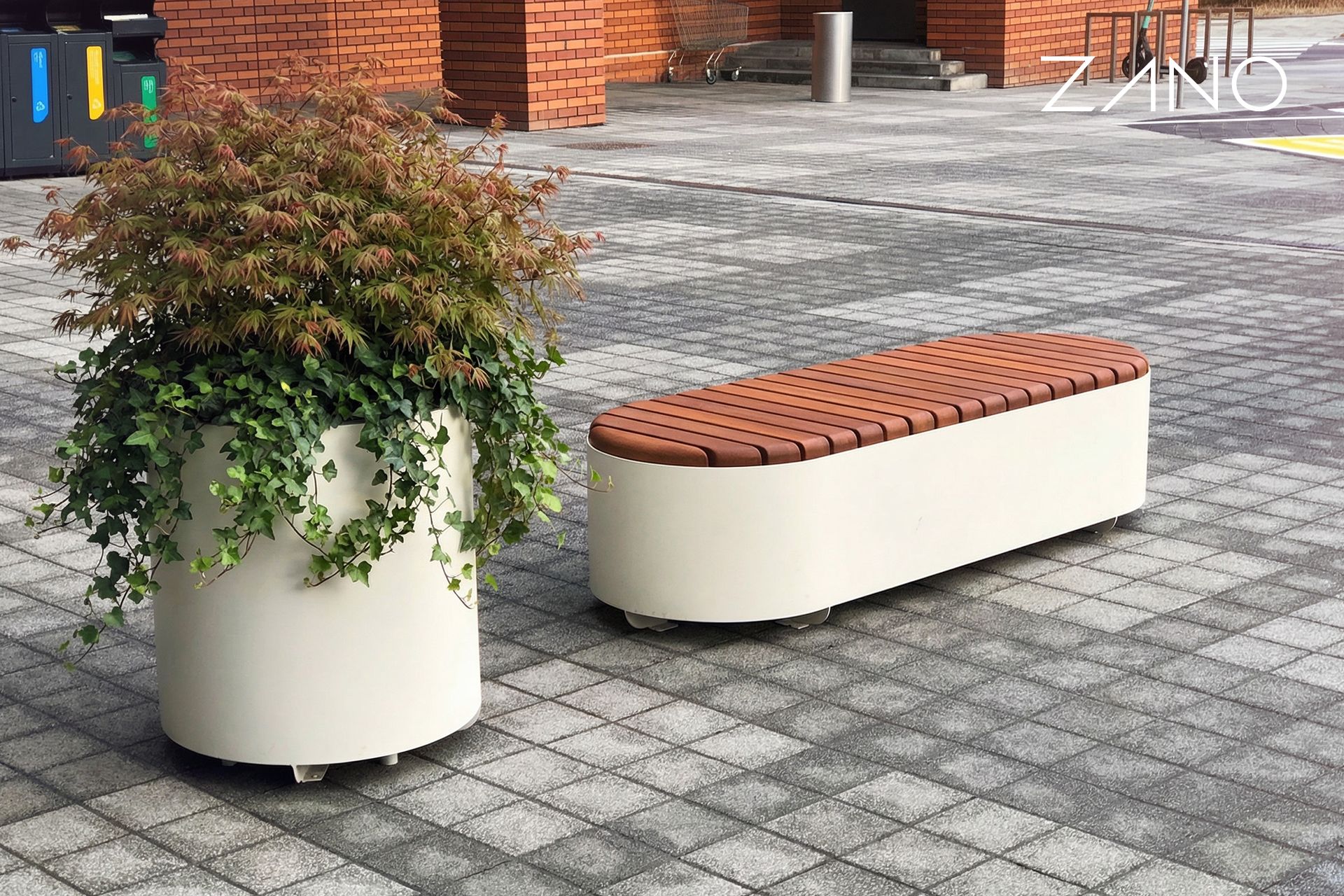 Wysoka donica zewnętrzna na krzewy, trawę i kwiaty. Wysoka donica zewnętrzna na krzewy, trawę i kwiaty.