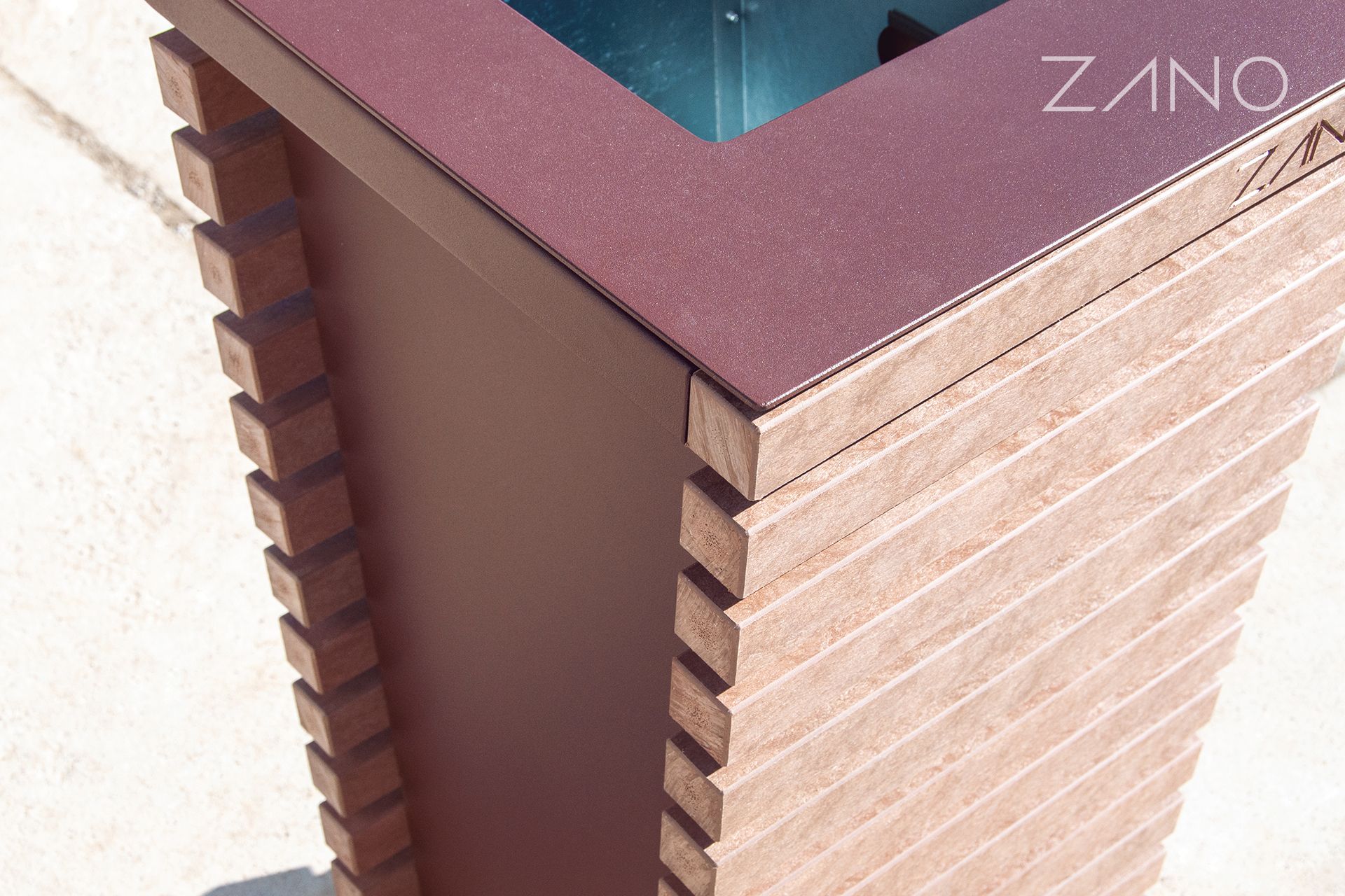 Kosz metalowy Tiger drylack Rusty Iron oraz Ekodeska z tworzywa sztucznego recyklingowanego