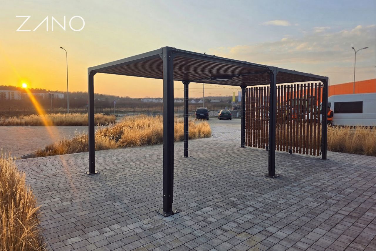 Pergola stalowa z drewnianymi deskami i linkami na krzewy