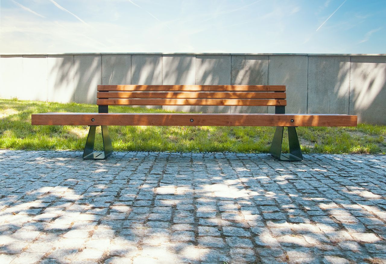 Klasyczna, stylowa ławka miejska od ZANO Street Furniture