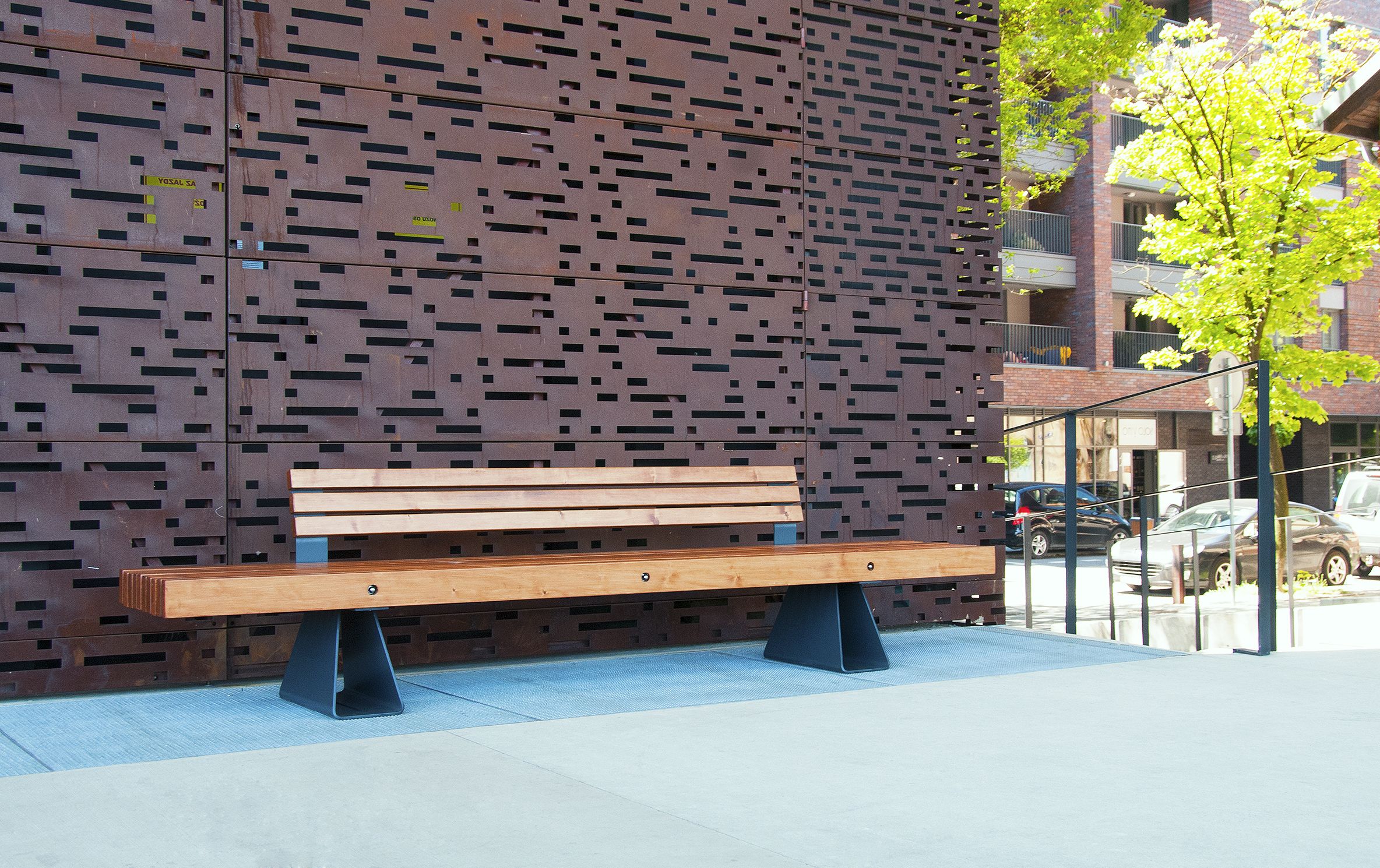 Minimalistyczna ławka o miejskim charakterze ze stali i drewna.