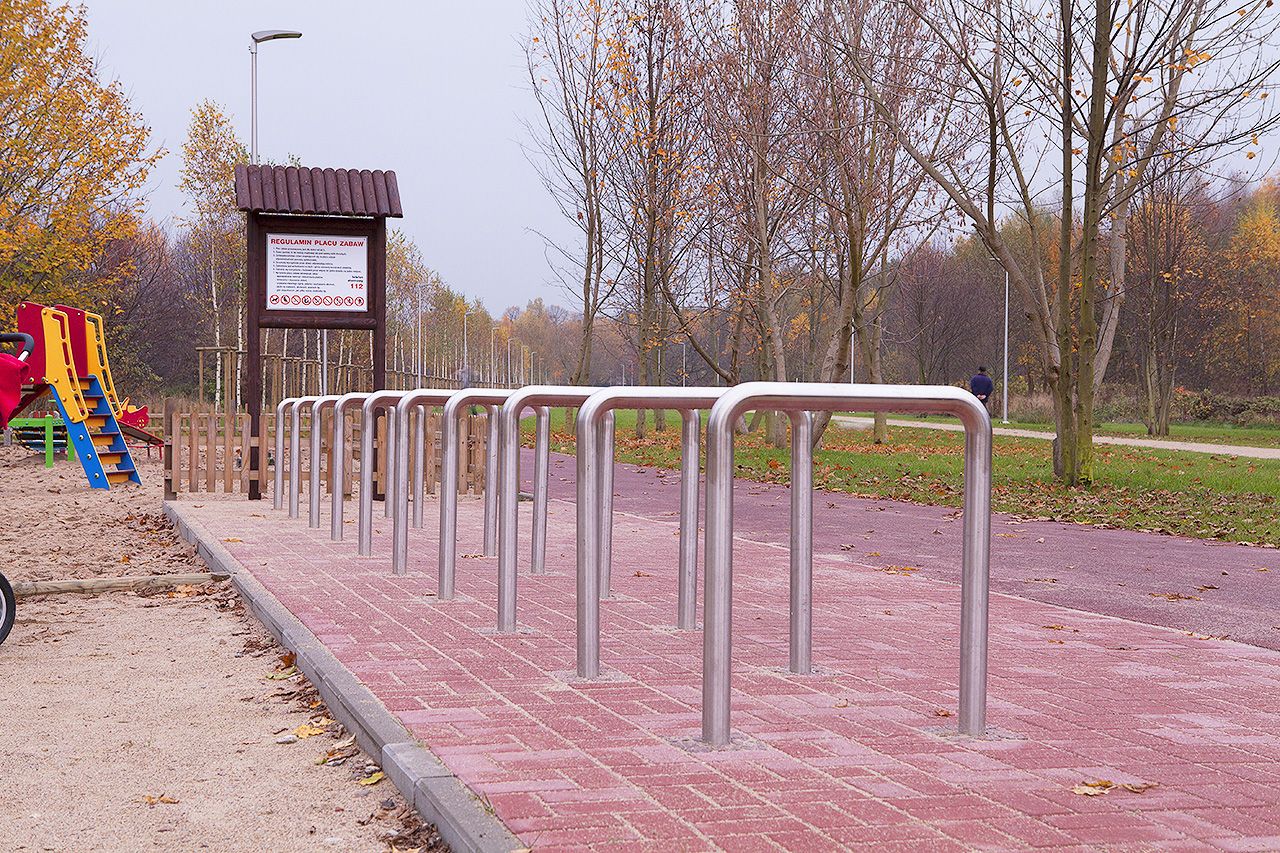 Minimalistyczny stojak rowerowy wykonany ze stali nierdzewnej