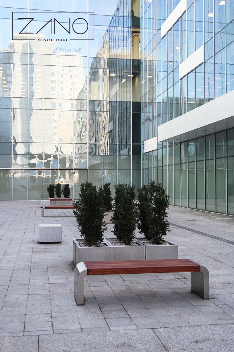 Donica Agawa i ławka Gravis w biurowym atrium