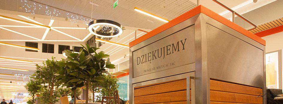 Kosz salver w przestrzeni food court z wytrawionym napisem