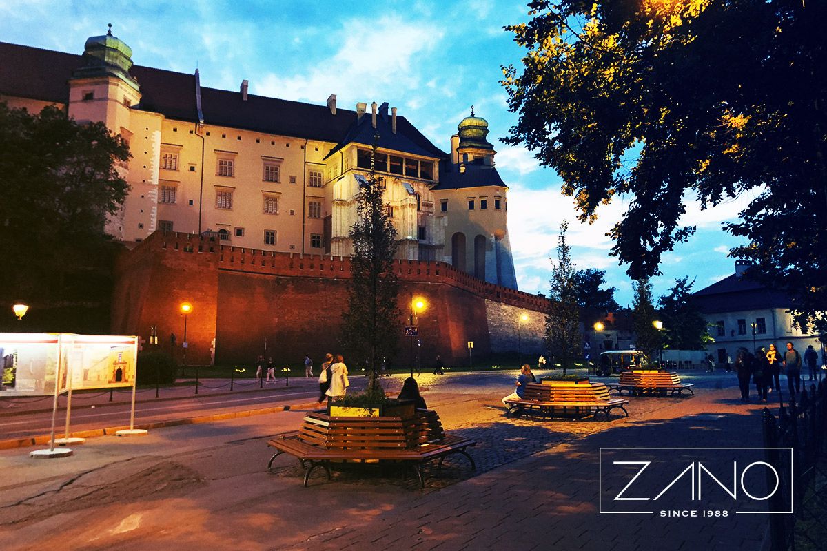 Stylizowane ławki retro w centrum miasta
