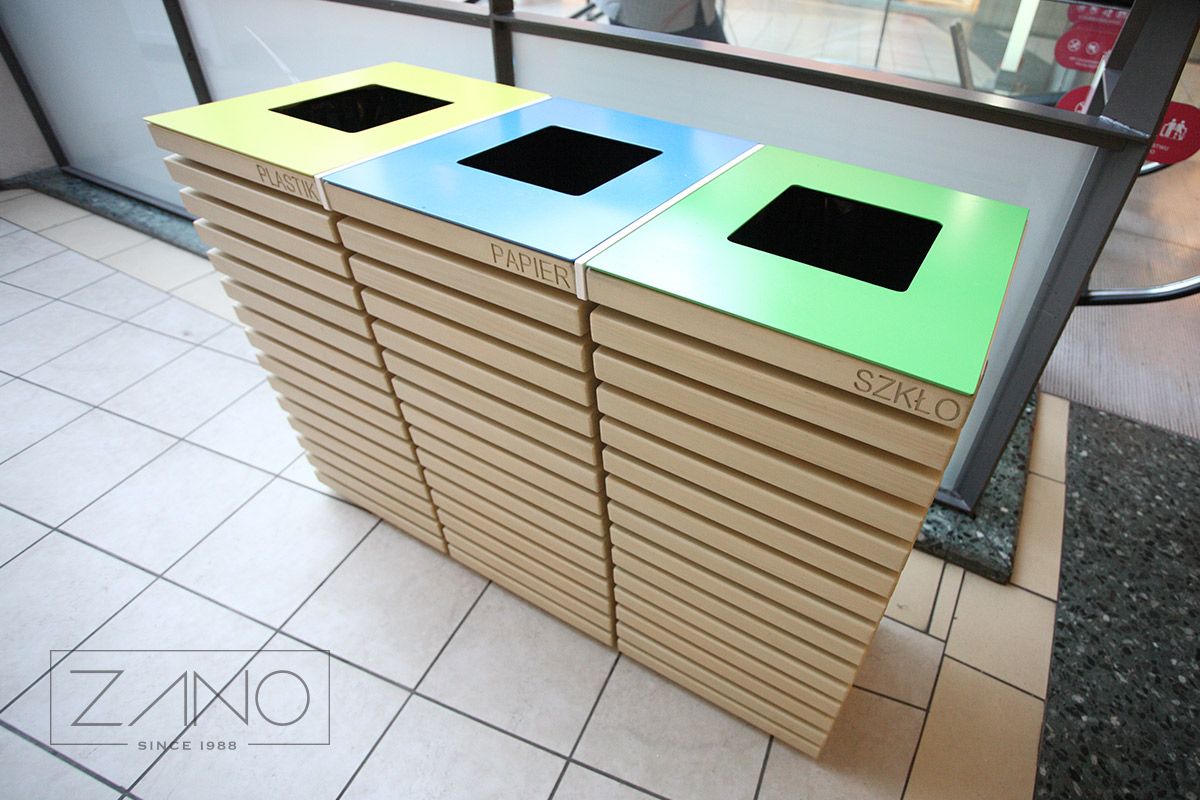Contenedores de reciclaje de residuos dentro del centro comercial.