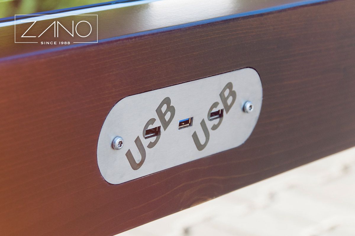Trzy porty USB quick charge do ładowania urządzeń mobilnych