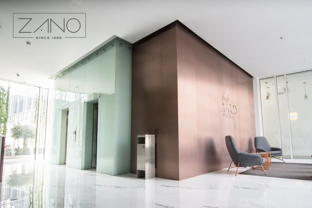 Elegancki, masywny kosz na śmieci z stali nierdzewnej wewnątrz centrum konferencyjnego