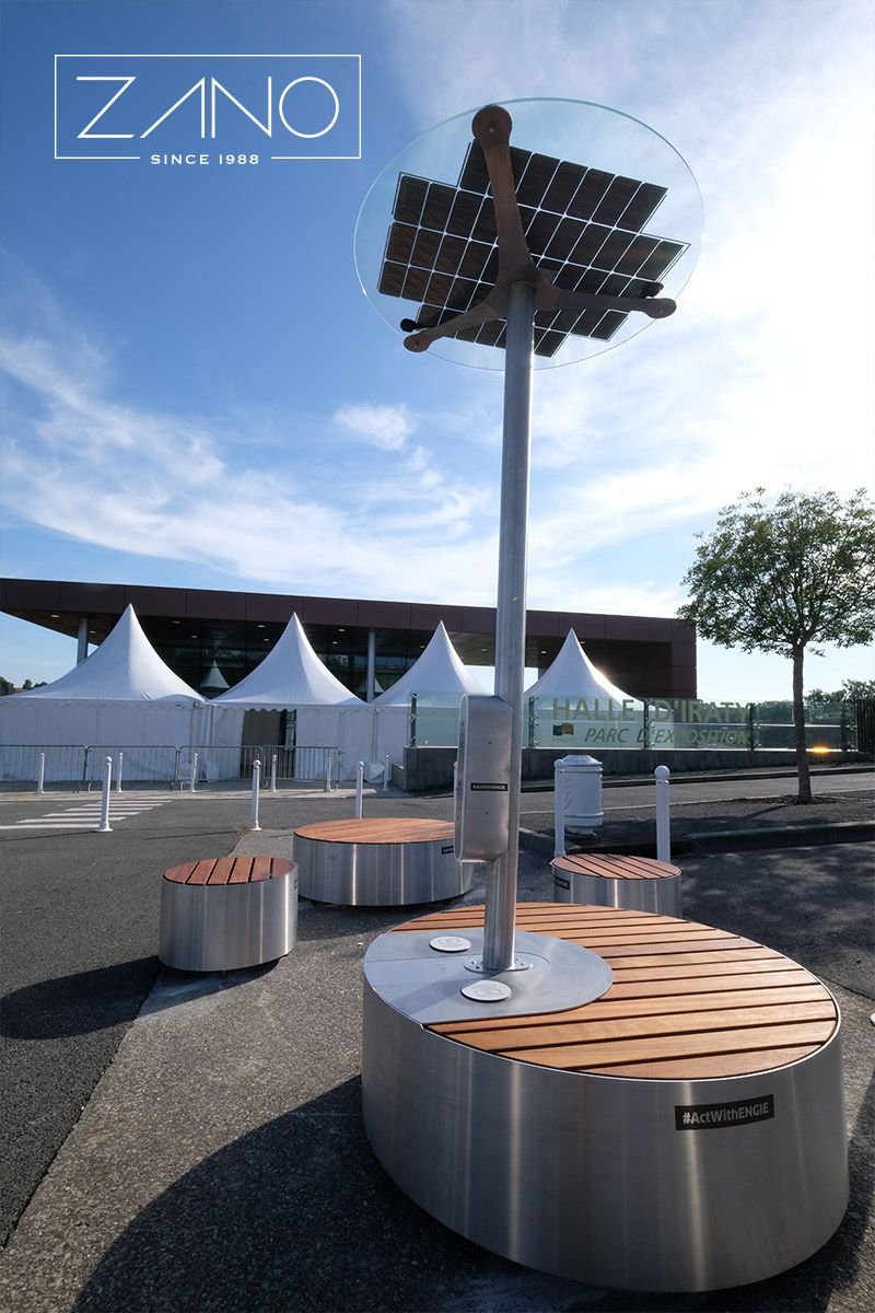 Multimedialna stacja solarna z ławką wykonana z stali nierdzewnejm, drewna egzotycznego. Panel fotowoltaiczny wykonanay z monokryształów i szkła hartowanego