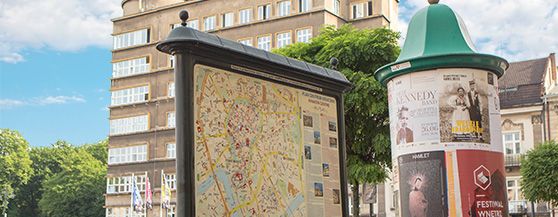 Tablice informacyjne z mapą miasta