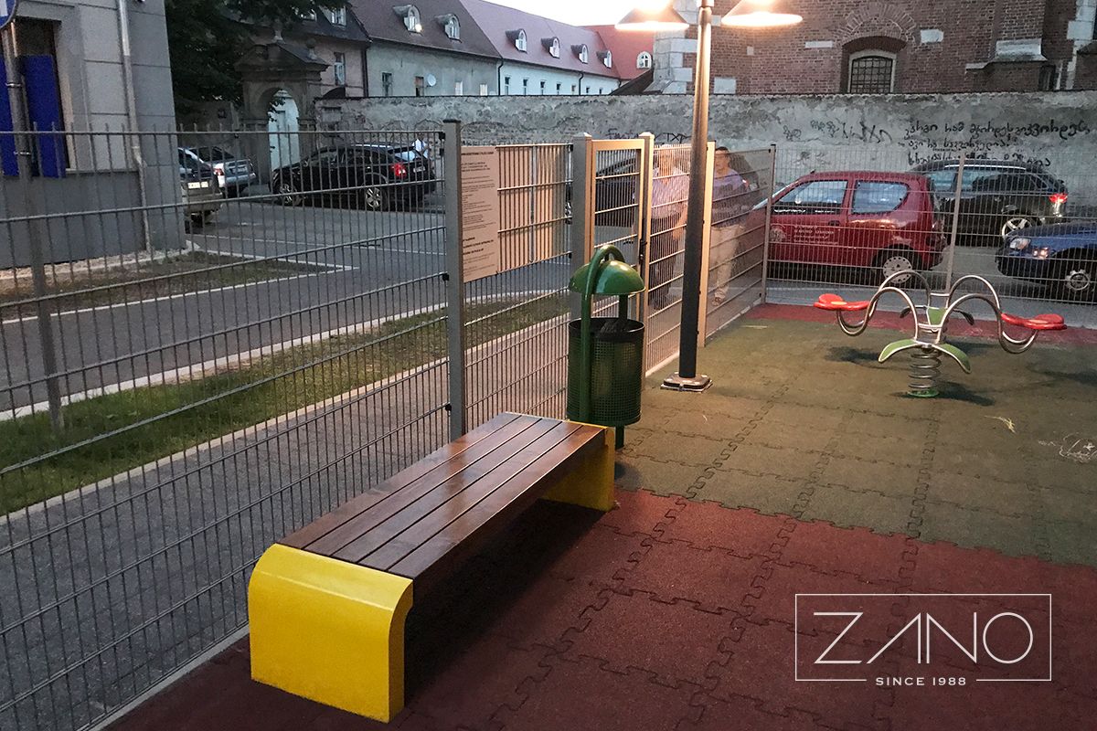 Wyposażenie placu zabaw. Stalowe i drewniane meble miejskie