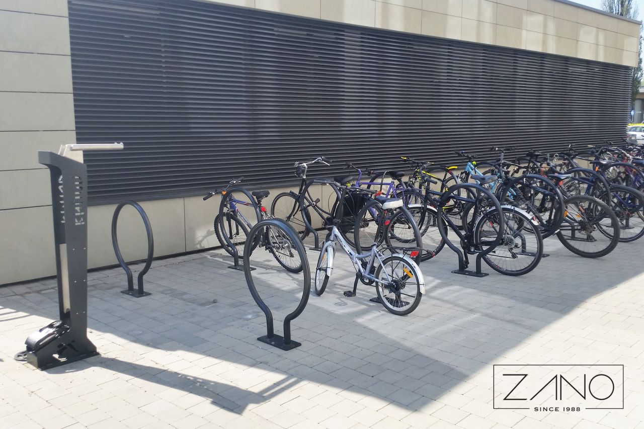 Stojaki rowerowe w centrum biurowym wykonane z stali węglowej malowanej na kolor RAL 9005