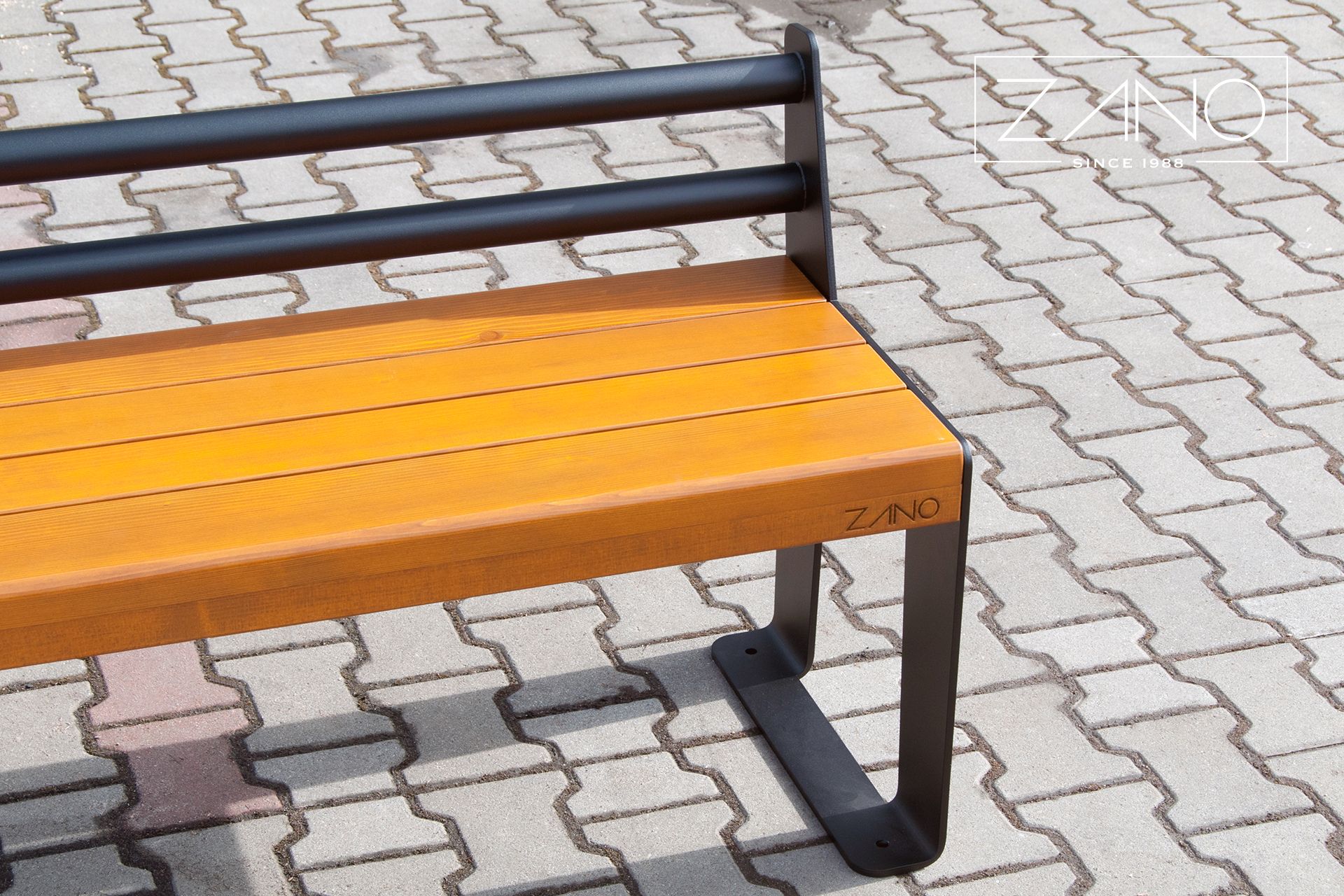 Stalowa ławka miejska z oparciem i drewnianym siedziskiem