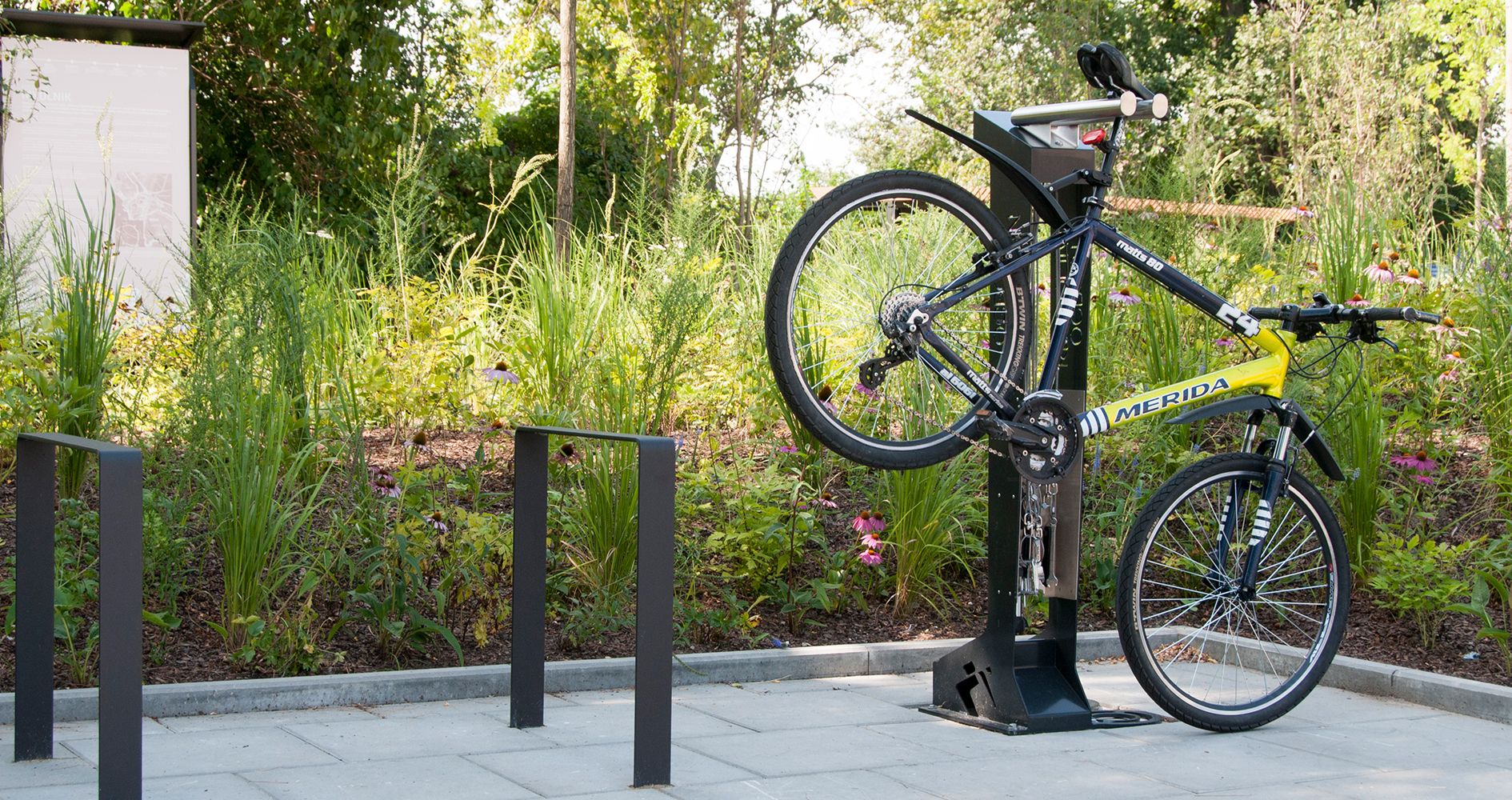 Stacja naprawy rowerów ze stali węglowej z elementami stali nierdzewnej