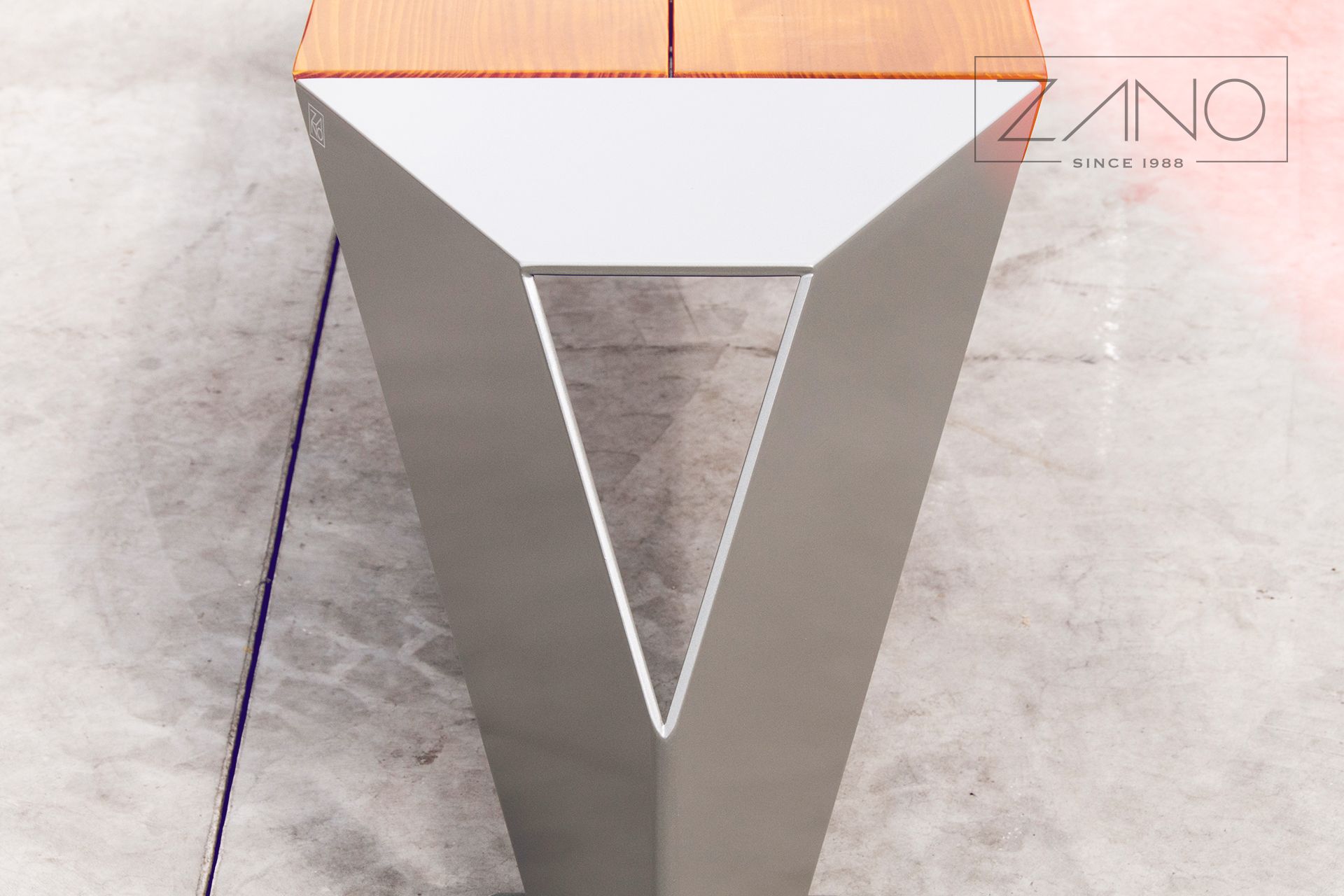 IVO - ławka miejska stalowa z elementami drewnianymi