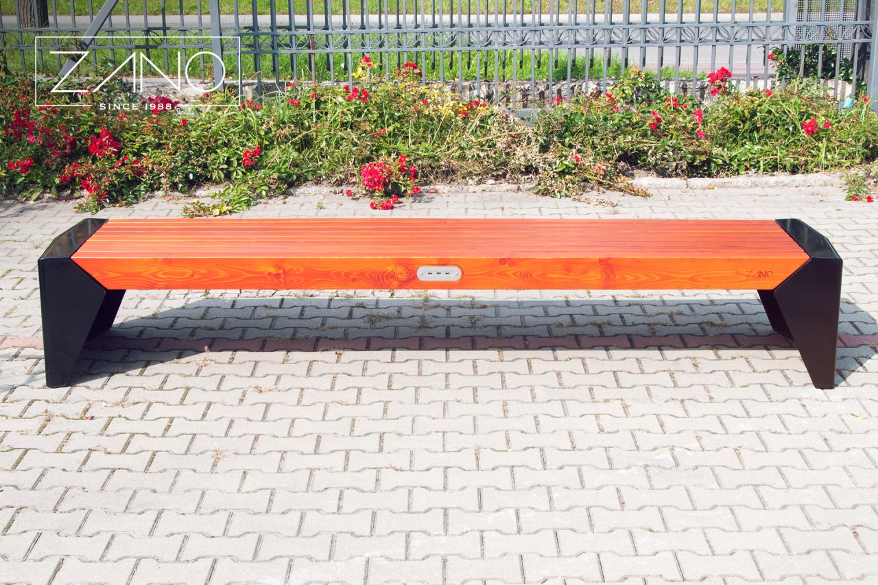 Ławka miejska z panelem USB do ładowania urządzń mobilnych