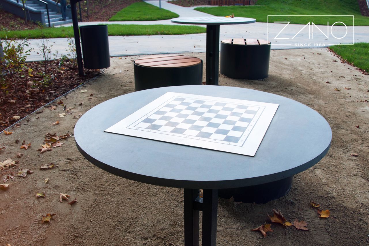 Bus table 13.020.2 with chess board