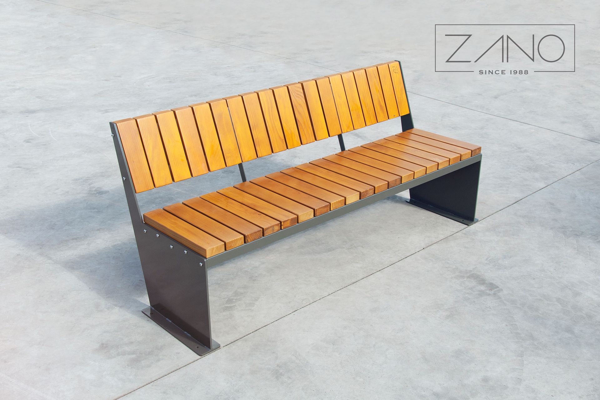 ławki stalowe, proste, minimalistyczne