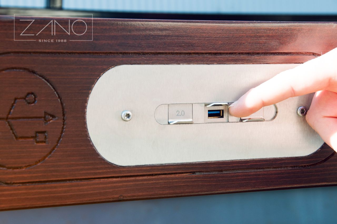 Proste i szybkie ładowanie smartphona dzięki USB w ławce solarnej