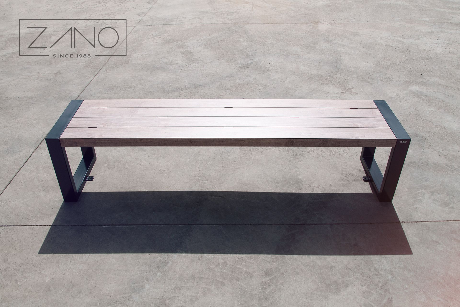 Minimalistyczna, prosta ławka stalowa z siedziskiem wykonanym z drewnopodobnego HPL