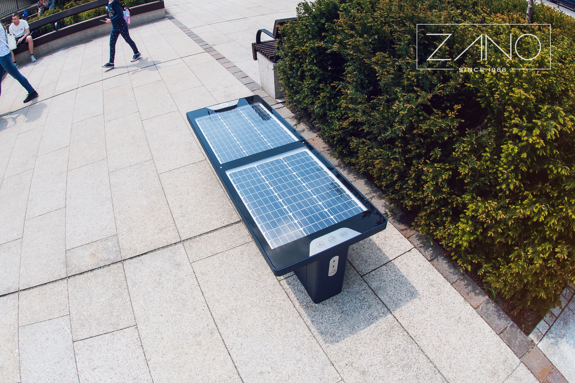 Nowoczesne ławki solarne wykonane ze stali, szkła akrylowego i paneli fotowoltaicznych.