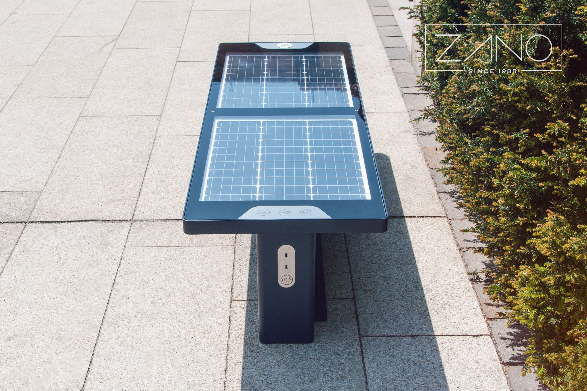 Ławka solarna zasilana przez panele fotowoltaiczne z wbudowanym usb, wi-fi, ładowarką indukcyjną