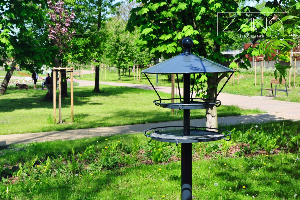 Standing bird feeder