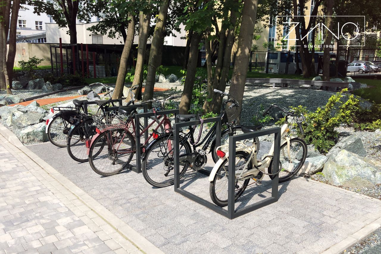 Duży stalowy stojak rowerowy do wygodnego przypięcia roweru
