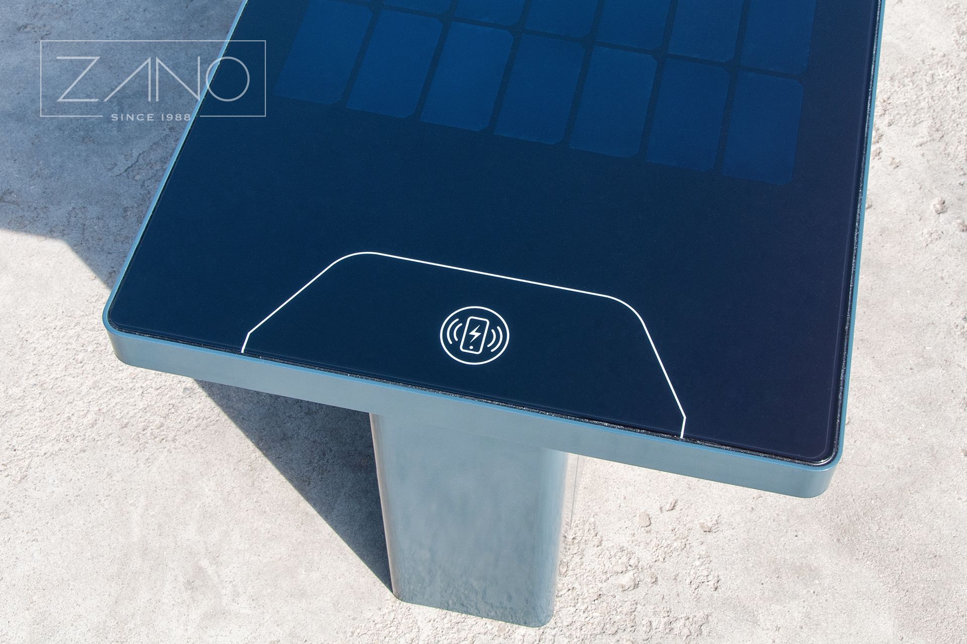 Ładowarka indukcyjna dla urządzeń mobilnych w ławce solarnej